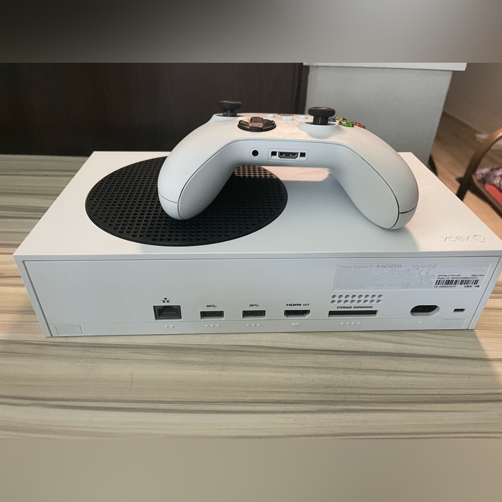 Xbox Series S with one controller